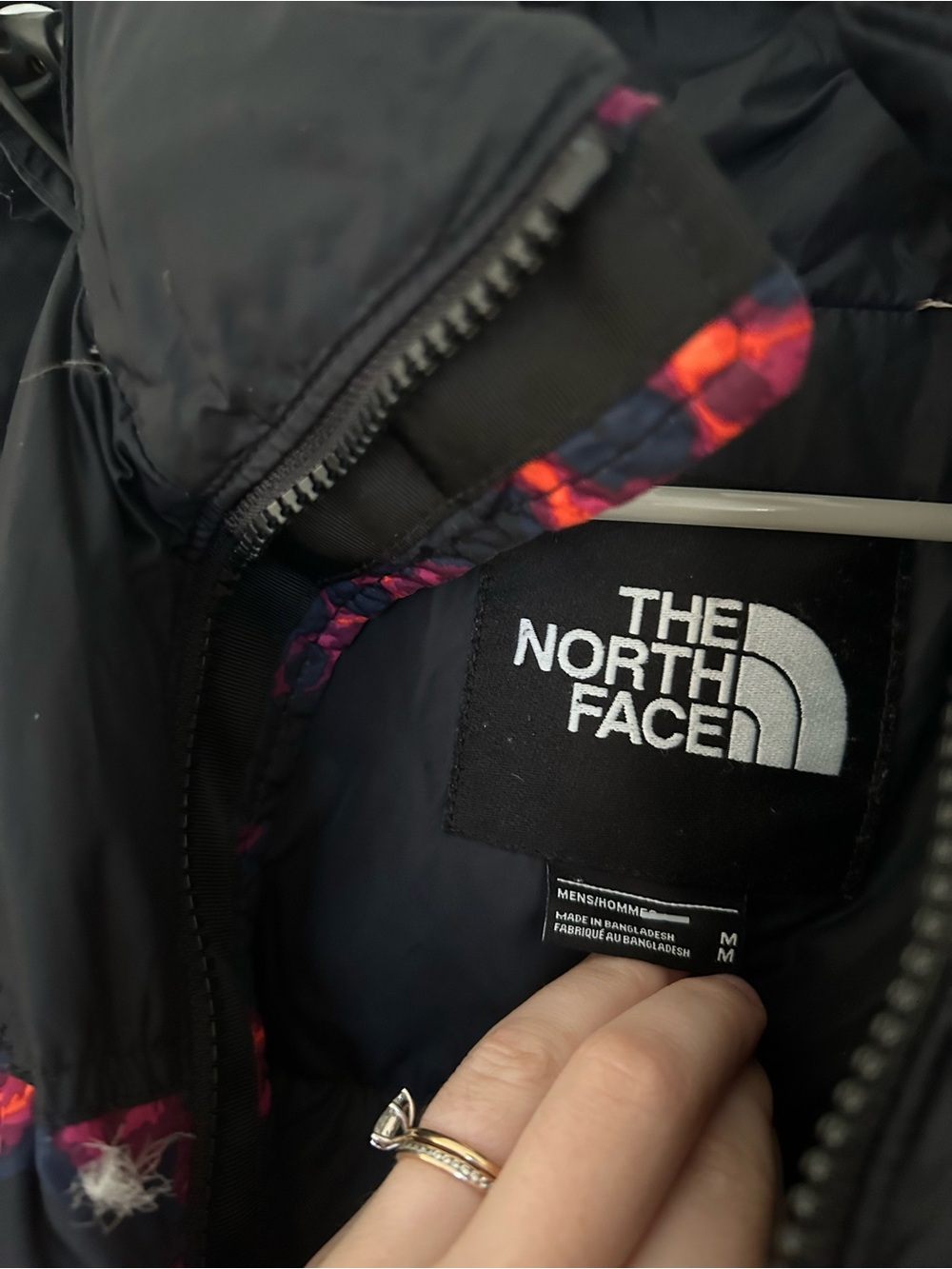 THE NORTH FACE  1996 RETRO PRINTED FIRE lava NUPTSE JACKET men’s medium - hole - Picture 6 of 11